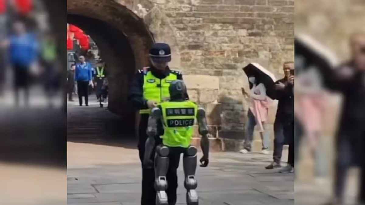 Watch: चीन की सड़कों पर 'रोबोट पुलिसवाला', इंसानों जैसी चाल और टेक्नोलॉजी से लैस