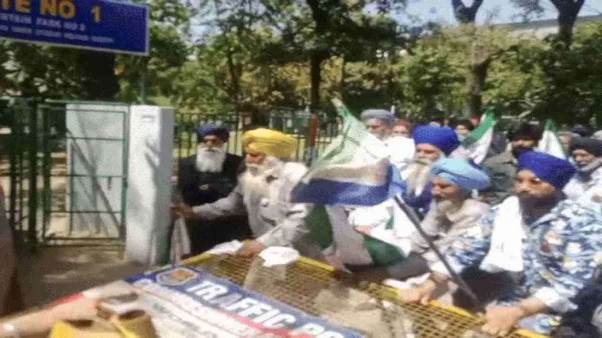 जालंधर में किसानों ने बैरिकेडिंग तोड़ी, मंत्री के घर के बाहर धरने पर बैठे