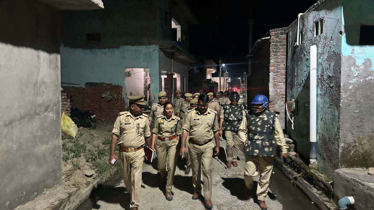 कासगंज में भिड़े 2 समुदाय; मौके पर पहुंची पुलिस पर ईंट-पत्थरों से हमला