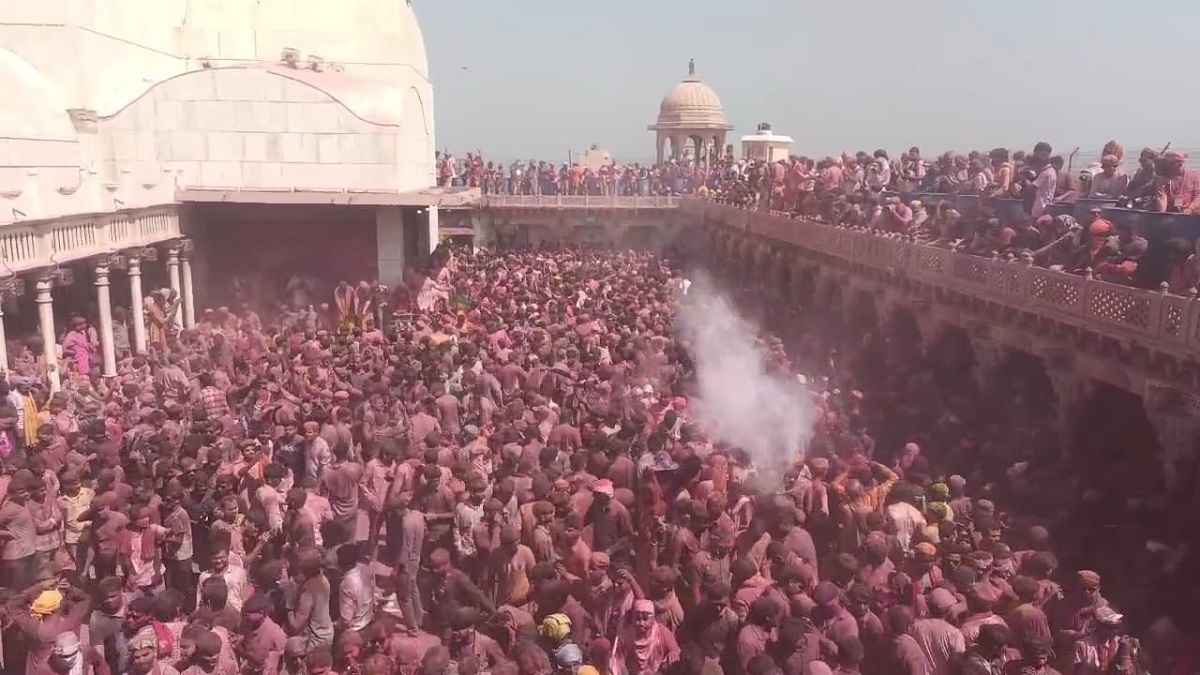 Holi 2025: मथुरा के नंदगांव में लट्ठमार होली, 'ढाल' की परंपरा और उत्साह से 'चिपके' लोग, देखें तस्वीरें