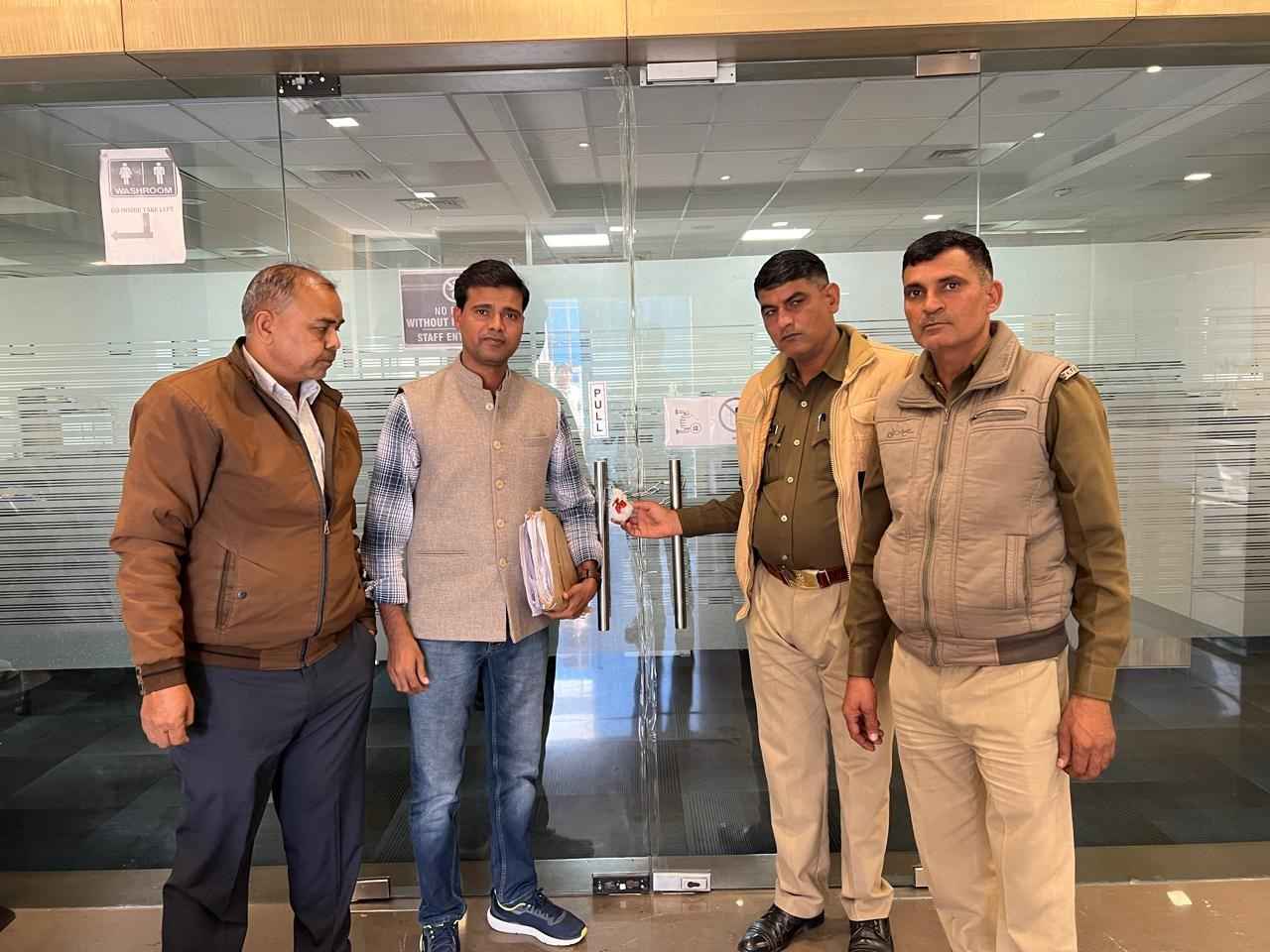 नोएडा में महागुन बिल्डर का दफ्तर सील, नोटिस का जवाब नहीं देने पर चला हंटर
