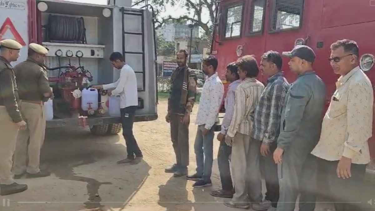 मथुरा में घर-घर पहुंच रहा महाकुंभ का अमृत जल, फायर बिग्रेड की गाड़ियां कर रही वितरित