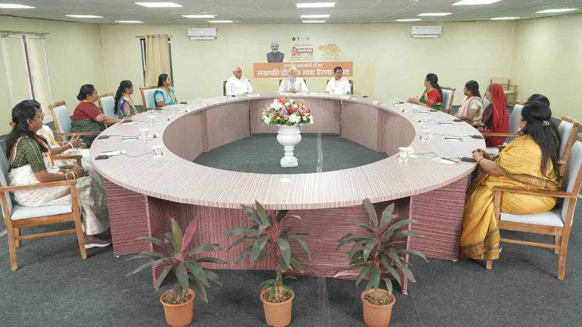 लखपति दीदियों संग पीएम मोदी की अनूठी बैठक, 5 करोड़ लखपति दीदी बनने की जताई उम्मीद