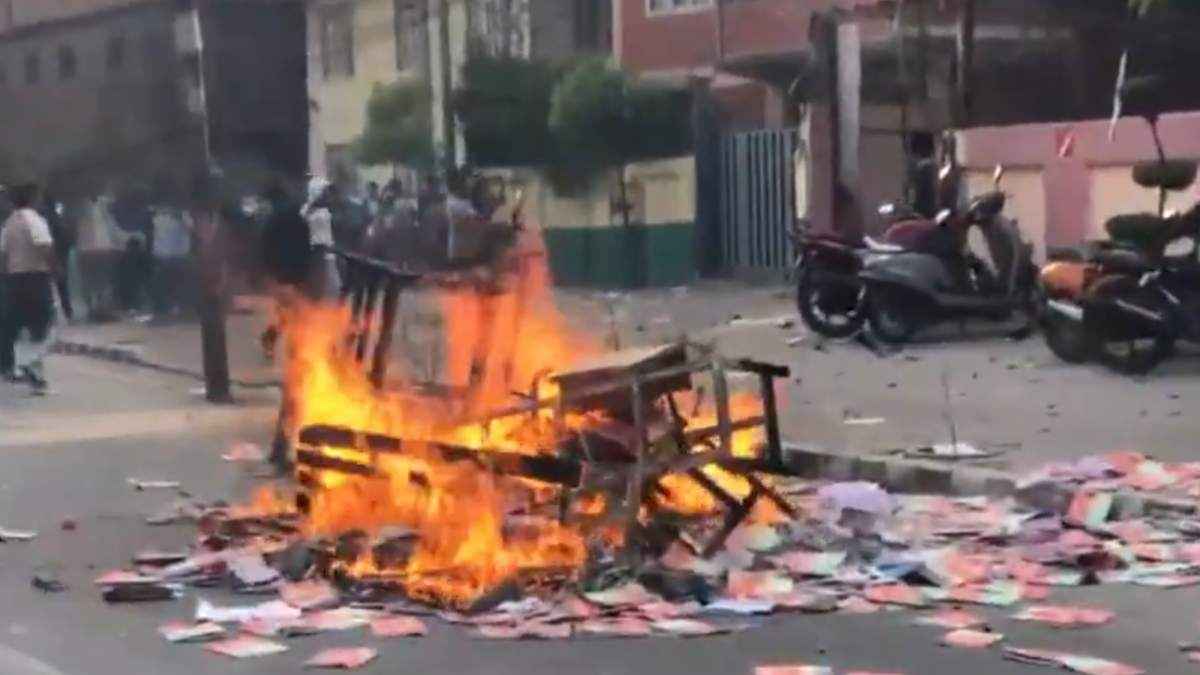 नेपाल के PM ने बुलाई आपात बैठक, एयरपोर्ट बंद, कई इलाकों में कर्फ्यू; कैसे हैं काठमांडू के हालात?