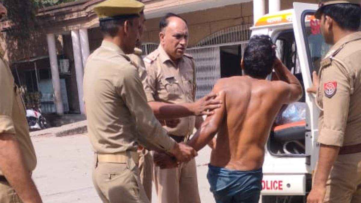 Noida DM ऑफिस के बाहर शख्स ने की सुसाइड की कोशिश, मचा हड़कंप