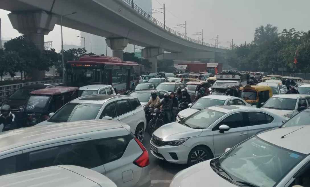 गौतमबुद्ध नगर में प्राधिकरण की गलती से 40 स्थान बने जाम का हॉटस्पॉट, वायु और ध्वनि प्रदूषण से भी लोग परेशान