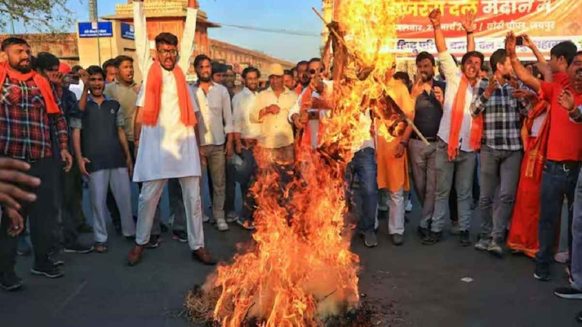 जयपुर के लोगों में गुस्सा, राणा सांगा पर टिप्पणी के विरोध में सपा सांसद का पुतला जलाया
