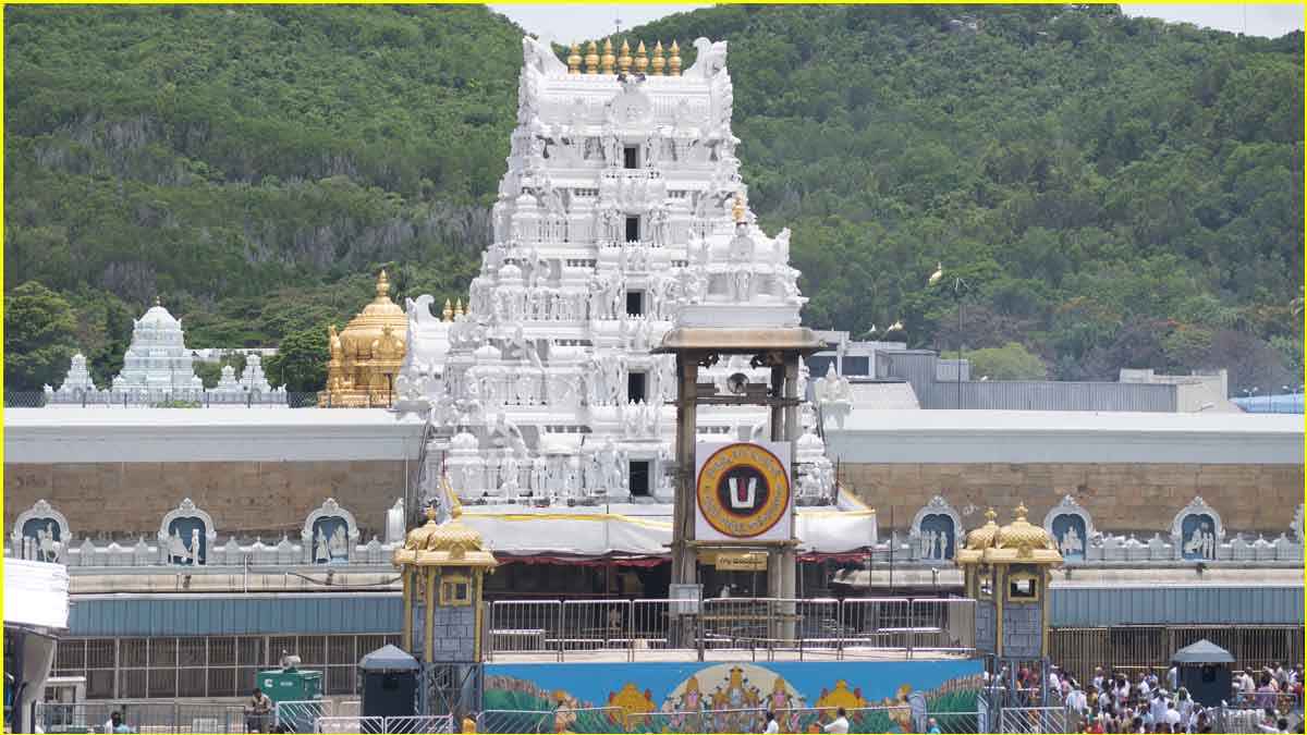 तिरुमाला मंदिर के ऊपर से गुजरा विमान, TTD और भक्तों का फूटा गुस्सा; जानें पूरा मामला