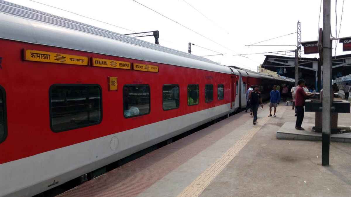 पटरी से उतरी ट्रेन, यात्रियों में हड़कंप मचा; बेंगलुरु असम कामाख्या एक्सप्रेस हादसे का शिकार