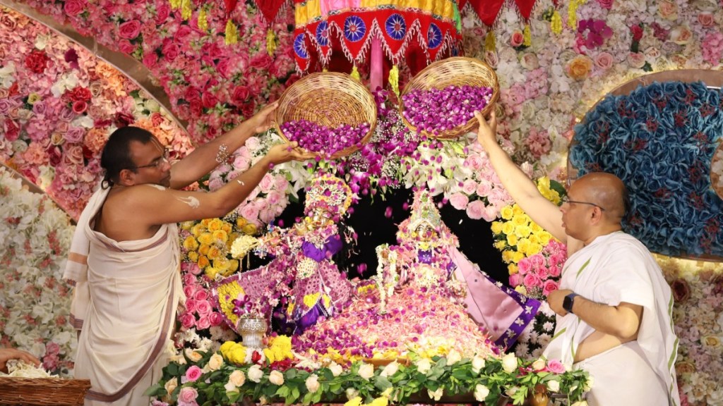 राधा-कृष्ण के प्रेम में डूबकर खेली गई फूलों की होली, नोएडा में भव्य आयोजन