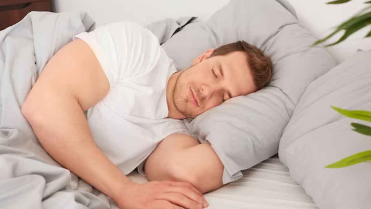 Health Tips: 7 घंटे से कम सोने से शरीर में दिखते हैं ये संकेत! जानें क्या कहते हैं एक्सपर्ट