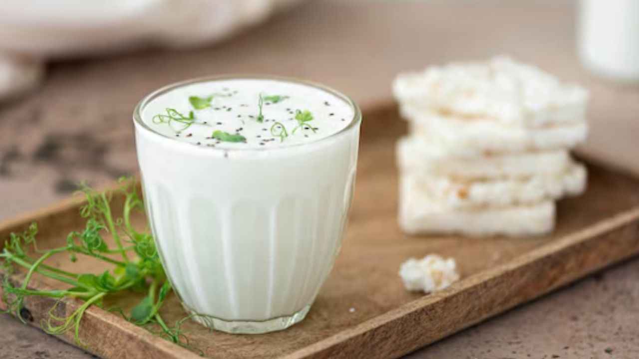 Buttermilk Benefits: क्या आप भी पीते हैं बाजार में मिलने वाली छाछ? जानें घर पर बनाने का सही तरीका