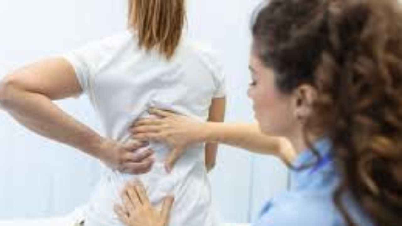 Health Tips: क्या आपकी भी पीठ में रहता है लगातार दर्द? हो सकता है गंभीर बीमारी का संकेत