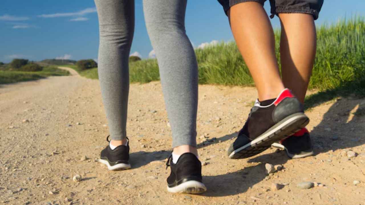 खाने के बाद 10 मिनट टहलने के होते हैं 3 फायदे! जानें क्या कहते हैं आचार्य बालकृष्ण