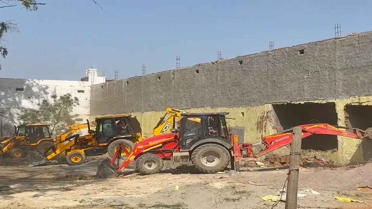 नोएडा इंटरनेशनल एयरपोर्ट की जमीन पर चला बुलडोजर, नोटिस के बाद हुआ एक्शन