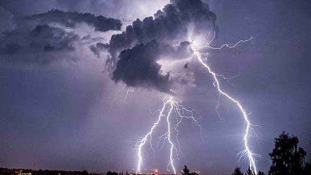 आकाशीय बिजली की चपेट में आने से दो की मौत, तीन लोग हुए गंभीर रूप से घायल