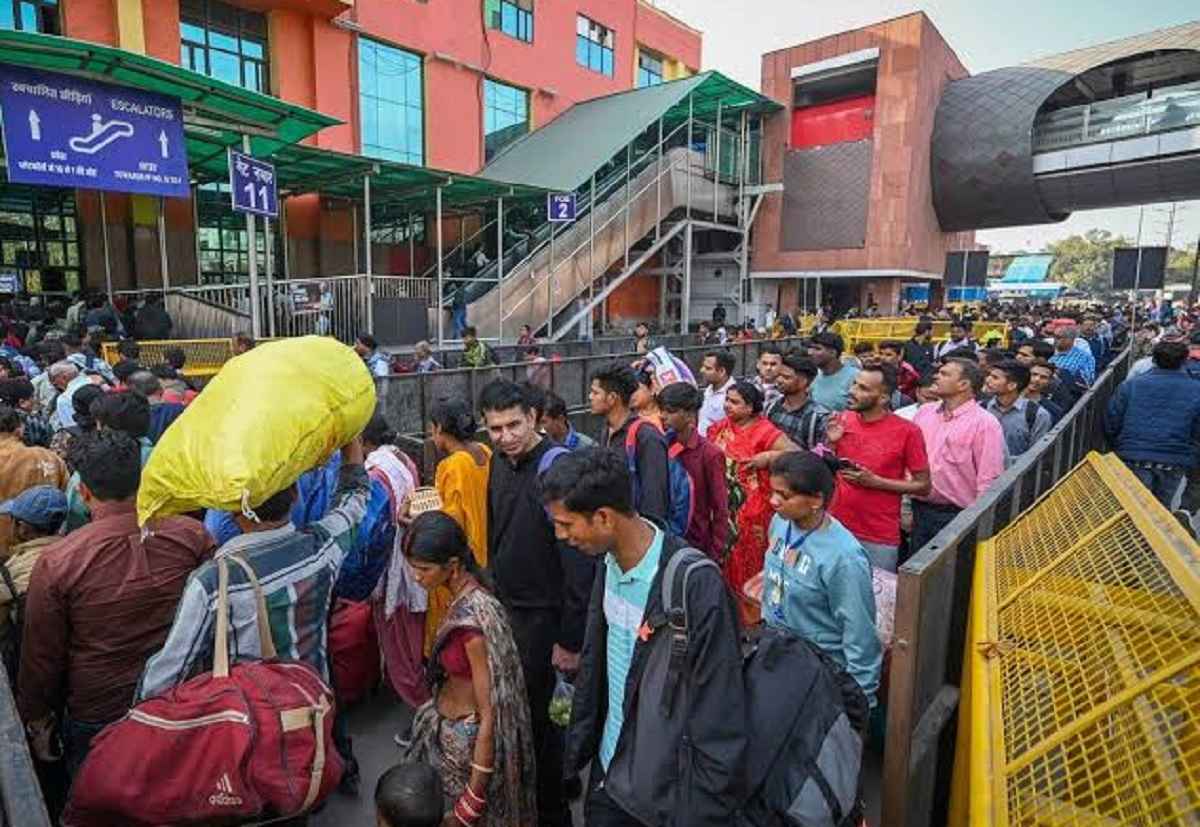 Holi 2025 : Delhi-NCR के स्टेशनों और बस अड्डों पर उमड़ी घर जाने वालों की भीड़, Video Viral