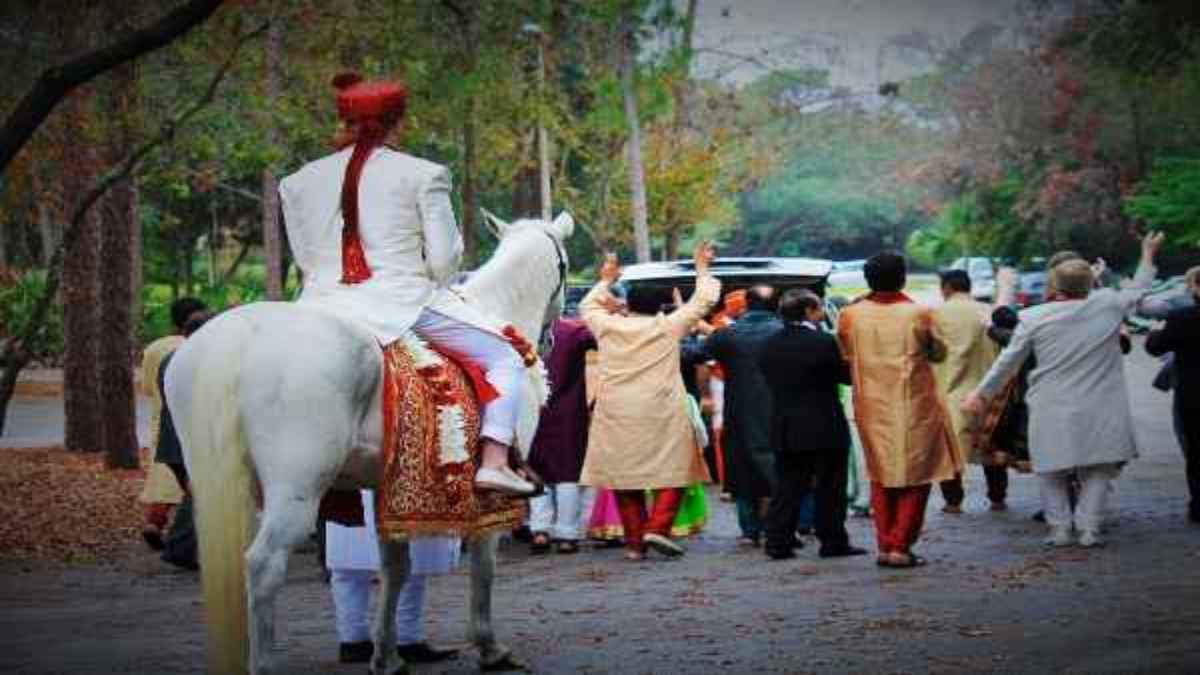 मंडप में दूल्हे का हाथ हिला तो बुरा समाचार मिला, दुल्हन से बिगड़ी बात, खाली लौटी बारात