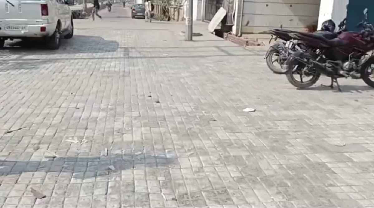 ग्रेटर नोएडा में बिल्डर का कारनामा, सर्विस रोड पर कब्जा कर बना दी पार्किंग