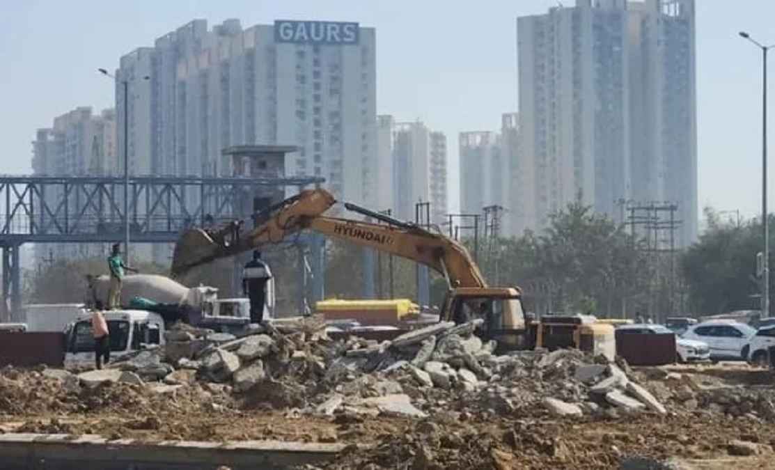 ग्रेटर नोएडा वेस्ट में 2 साल तक ट्रैफिक रहेगा बाधित, अंडरपास की खुदाई हुई शुरू