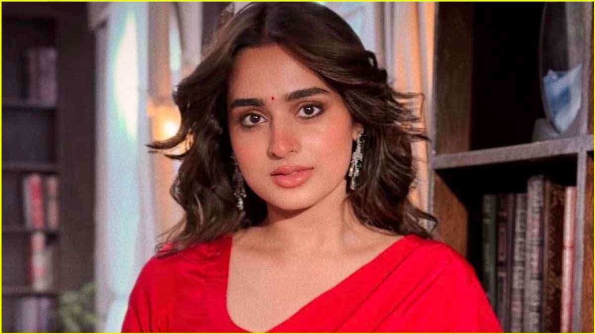 Kashmir से जुड़ा पोस्ट लाइक कर बुरी फंसी Ayesha Khan, लोग बोले- 'भारत का नमक खाकर पाकिस्तान से वफादारी...'