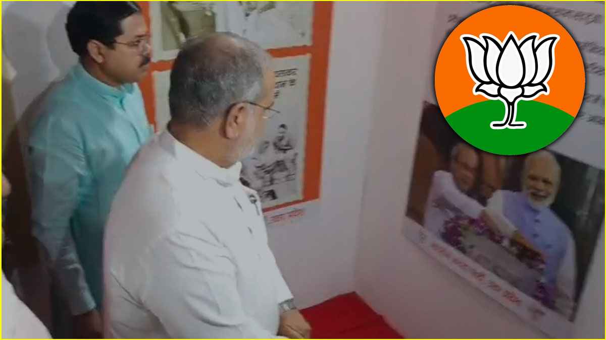 लखनऊ में भाजपा के स्थापना दिवस की तस्वीरें, अटल बिहारी वाजपेयी पर प्रदर्शनी