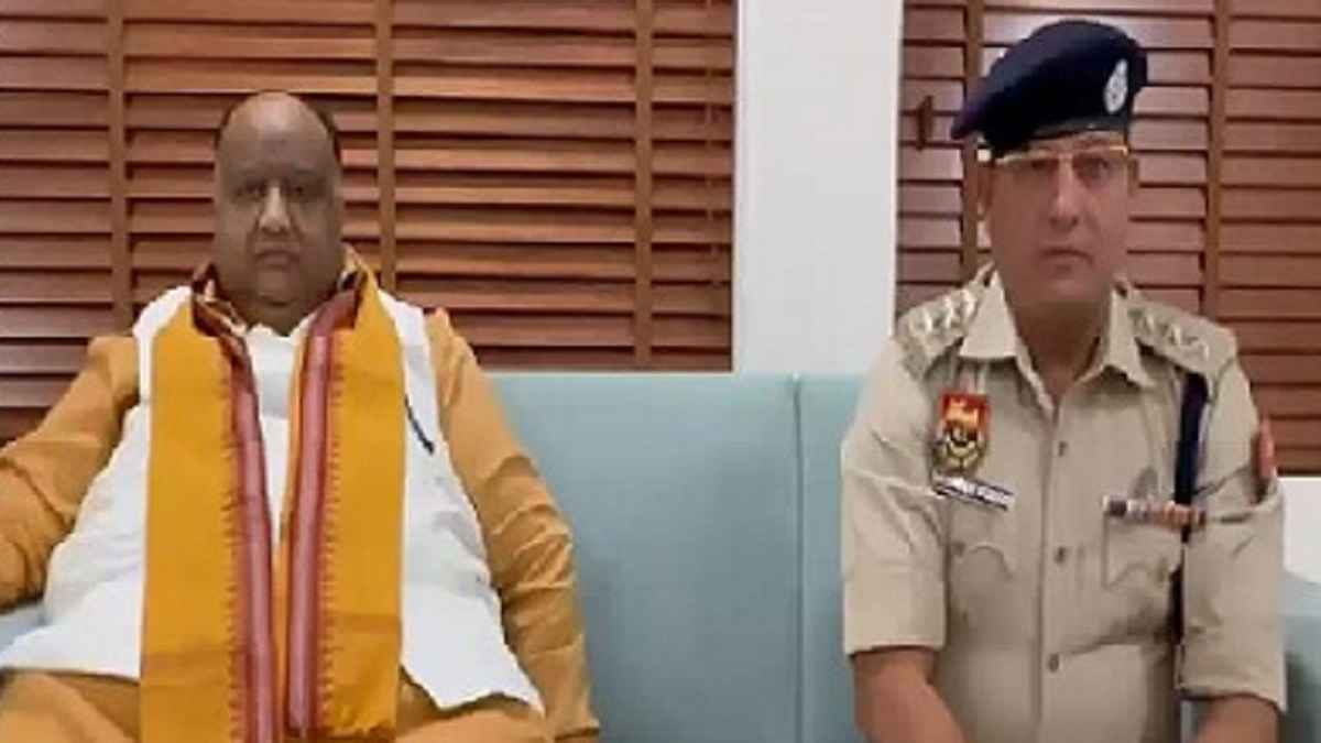 BJP leader Manish Singla and DSP Jitendra Rana