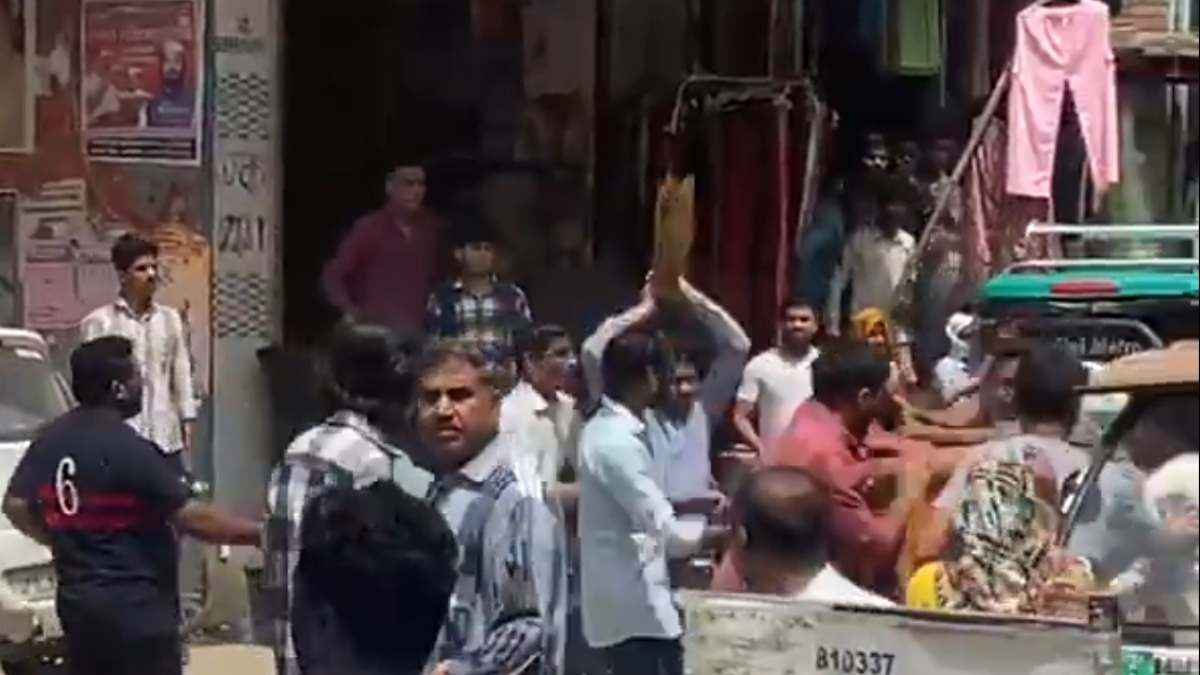 बागपत में मामूली बात पर झाड़ू युद्ध का वीडियो वायरल, हिंसक झड़प में बदली कहासुनी