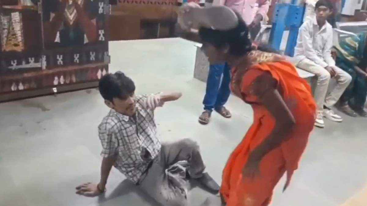 रेलवे स्टेशन पर महिला ने छेड़खानी करने वाले शराबी की चप्पलों से की पिटाई, वीडियो वायरल