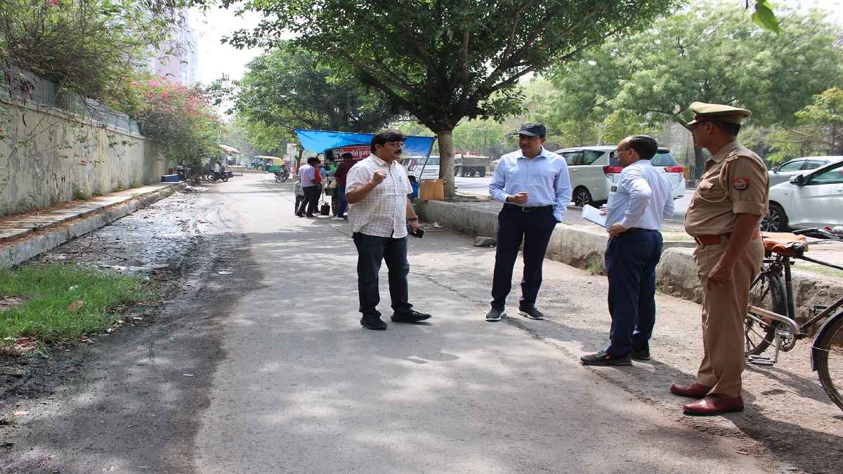 नोएडा अथॉरिटी के सीईओ का एक्शन, 2 अधिकारी सस्पेंड, सोसायटियों पर दर्ज कराई FIR
