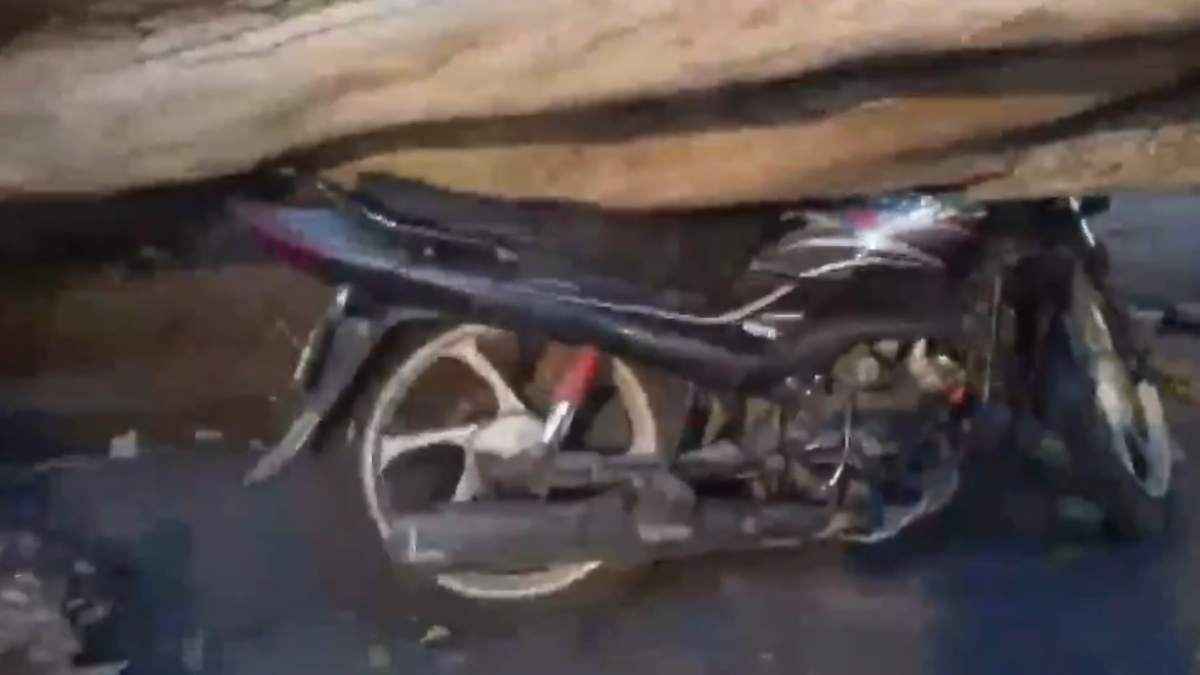 Delhi-NCR में आंधी ने बरपाया कहर, उखड़े पेड़, ढहे मकान, फ्लाइट डायवर्ट