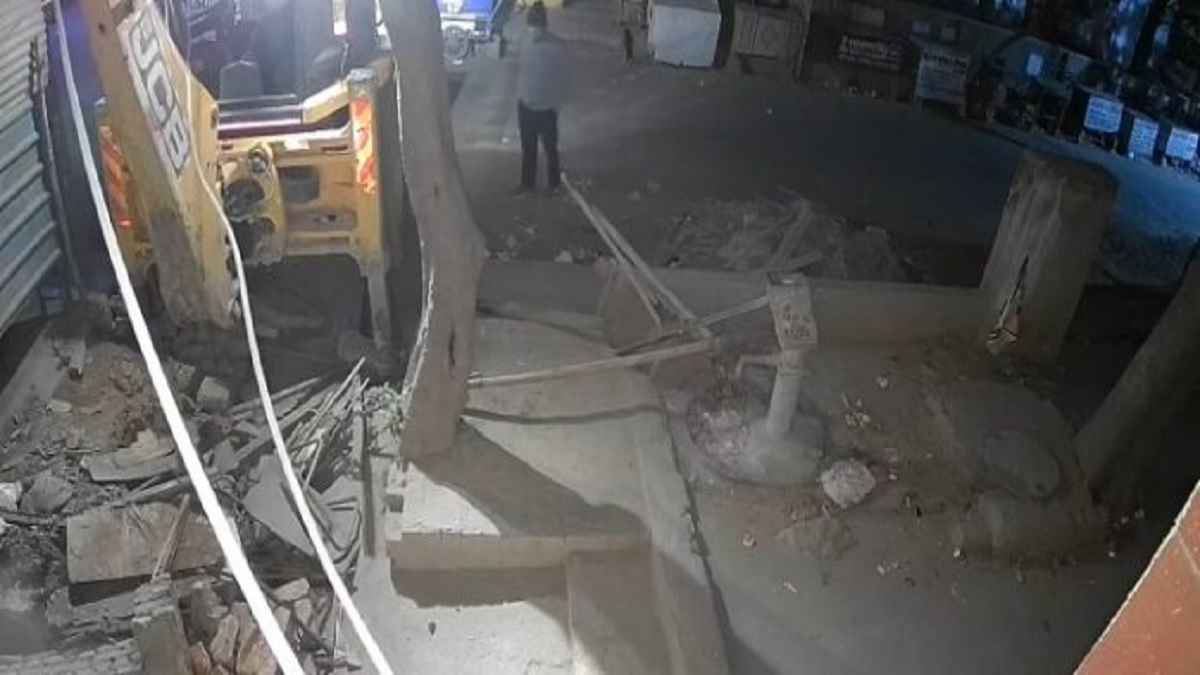 गाजियाबाद में वकील के चैंबर पर चलाया बुलडोजर, सीसीटीवी फुटेज ने उड़ाए होश