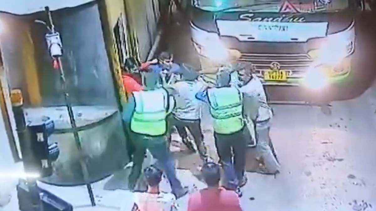 टोल मांगने पर दबंगों ने की टोलकर्मी की पिटाई, सीसीटीवी में घटना कैद; फुटेज वायरल
