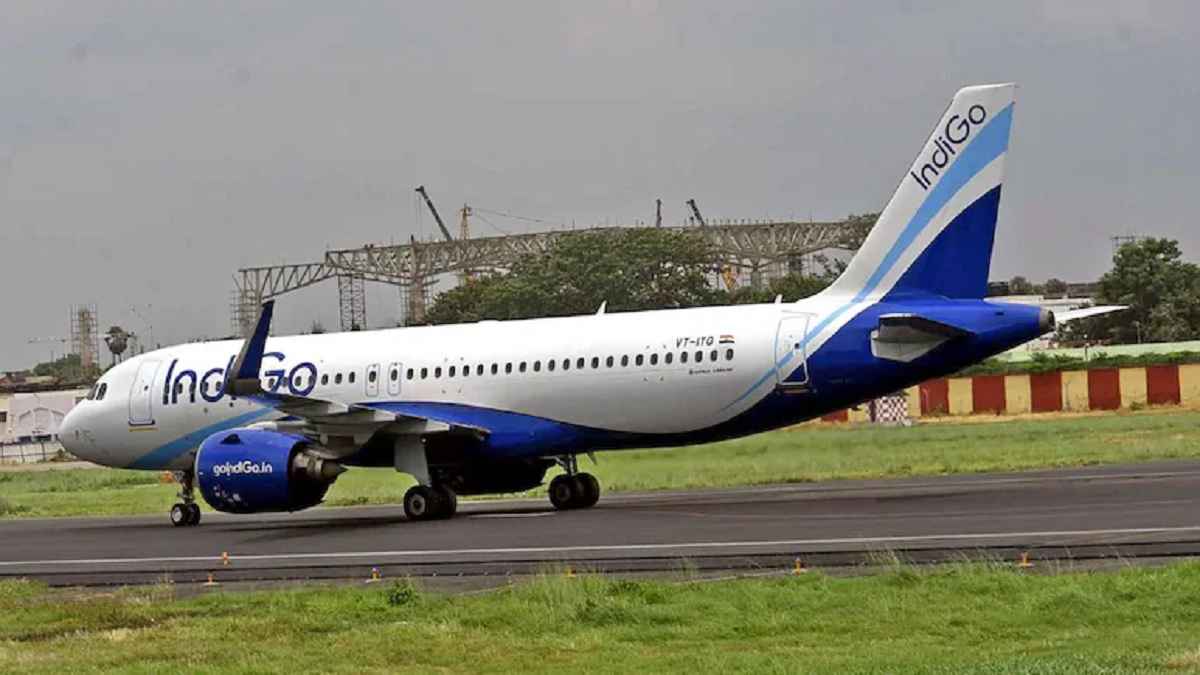 इंडिगो फ्लाइट में बम की धमकी! वाराणसी एयरपोर्ट पर मचा हड़कंप, कनाडाई यात्री को पुलिस ने हिरासत में लिया