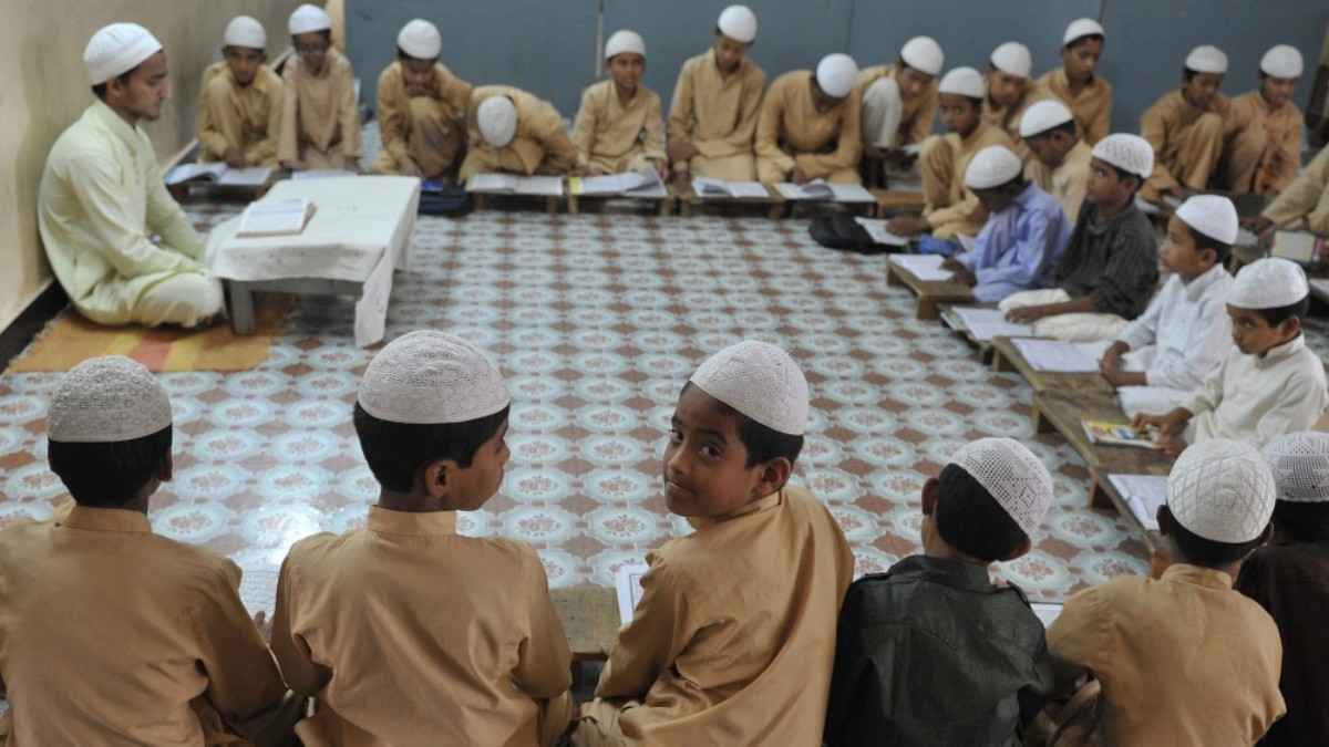 यूपी के इस जिले में 17 मदरसे सीज, संचालकों में मचा हड़कंप, पुलिस ने संभाला मोर्चा