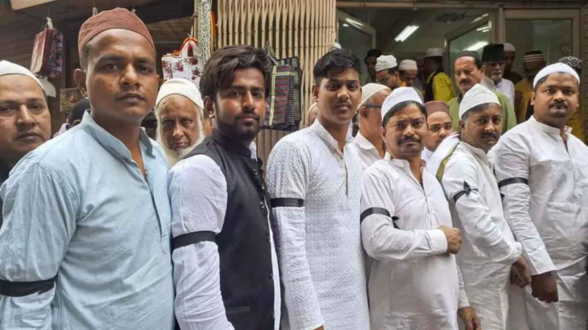 काली पट्टी बांध वक्फ बिल का विरोध करने वाले मुस्लिमों को झटका, पुलिस ने भेजा नोटिस