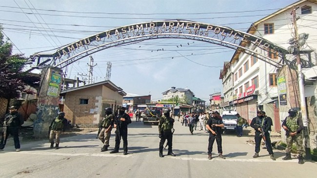 NSG and Paramilitary personnel Guar outside Jammu kashmir Armed Police Headquarter