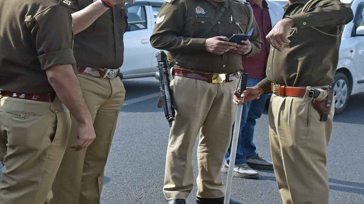 फर्जी मुठभेड़: नोएडा में 12 पुलिसकर्मियों पर दर्ज हुई FIR, आंखों पर पट्टी बांधकर मारी थी गोली