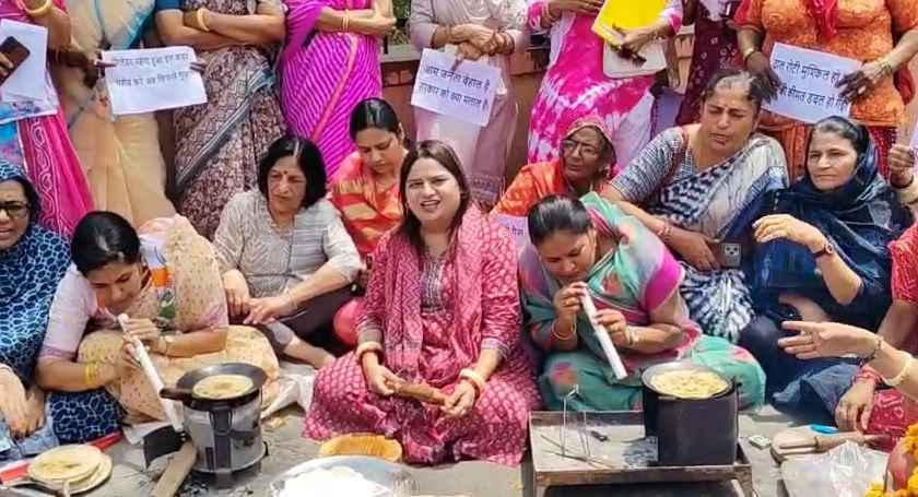 LPG के दाम बढ़ने पर जोधपुर में अनोखा प्रदर्शन, DM ऑफिस के बाहर महिला कांग्रेस ने ऐसे जताया विरोध