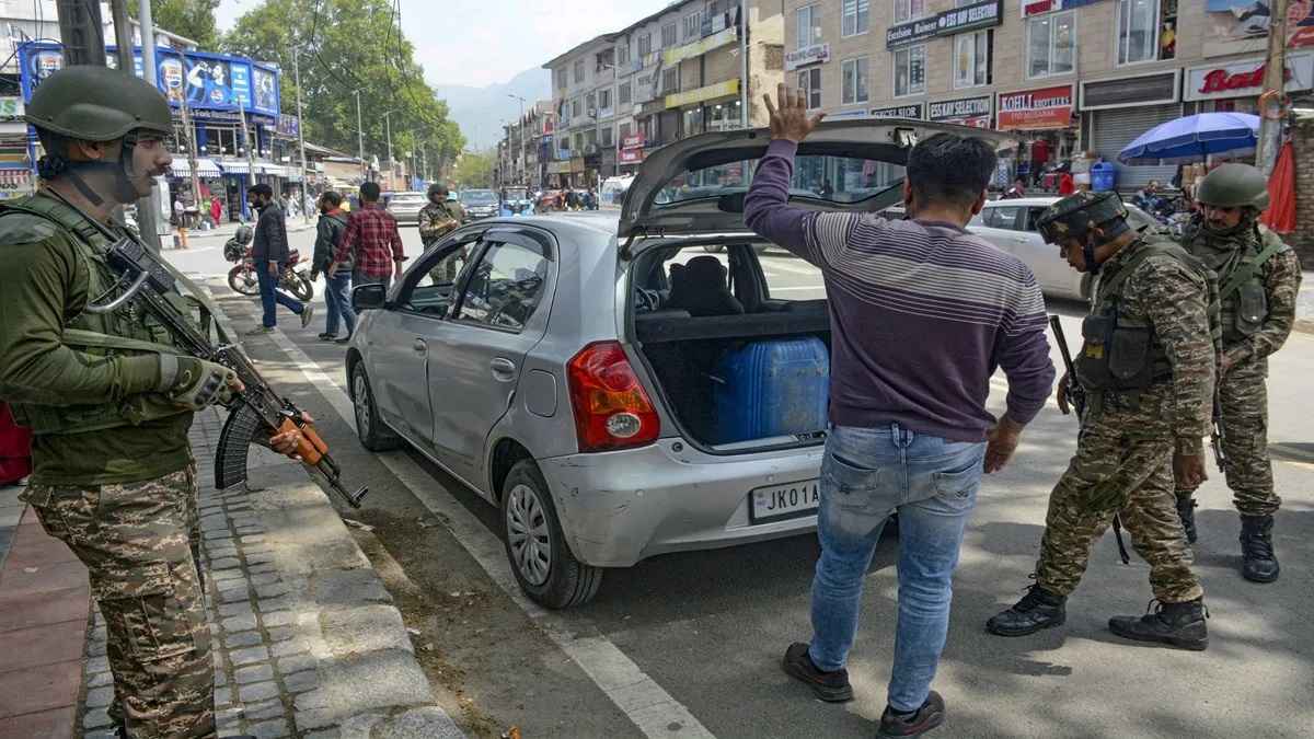 पहलगाम में आतंकी हमले के बाद दिल्ली में बढ़ाई गई सुरक्षा, टूरिस्ट प्लेस पर कड़ा पहरा