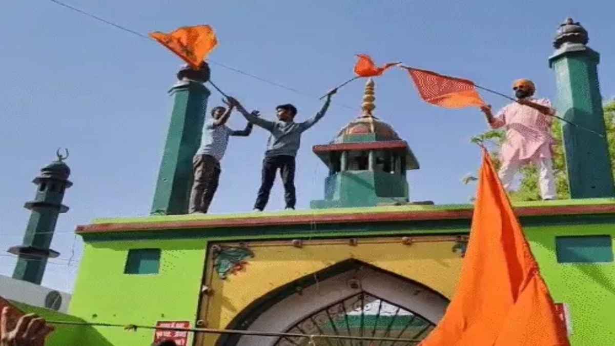 प्रयागराज में रामनवमी पर हंगामा, सालार मसूद गाजी की दरगाह पर फहराया भगवा झंडा