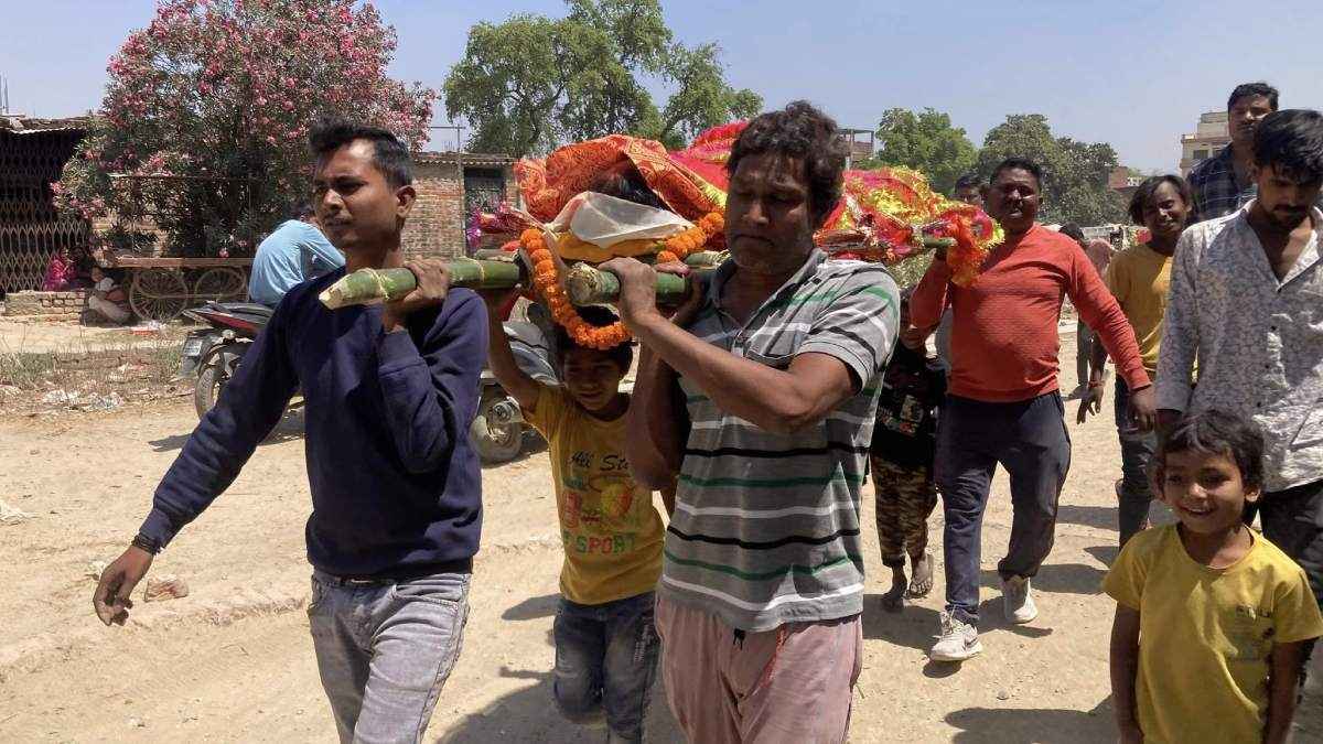 3 बच्चों की मां की मृत्यु, छोड़कर भाग गया पति; गांव वालों ने कराया अंतिम संस्कार