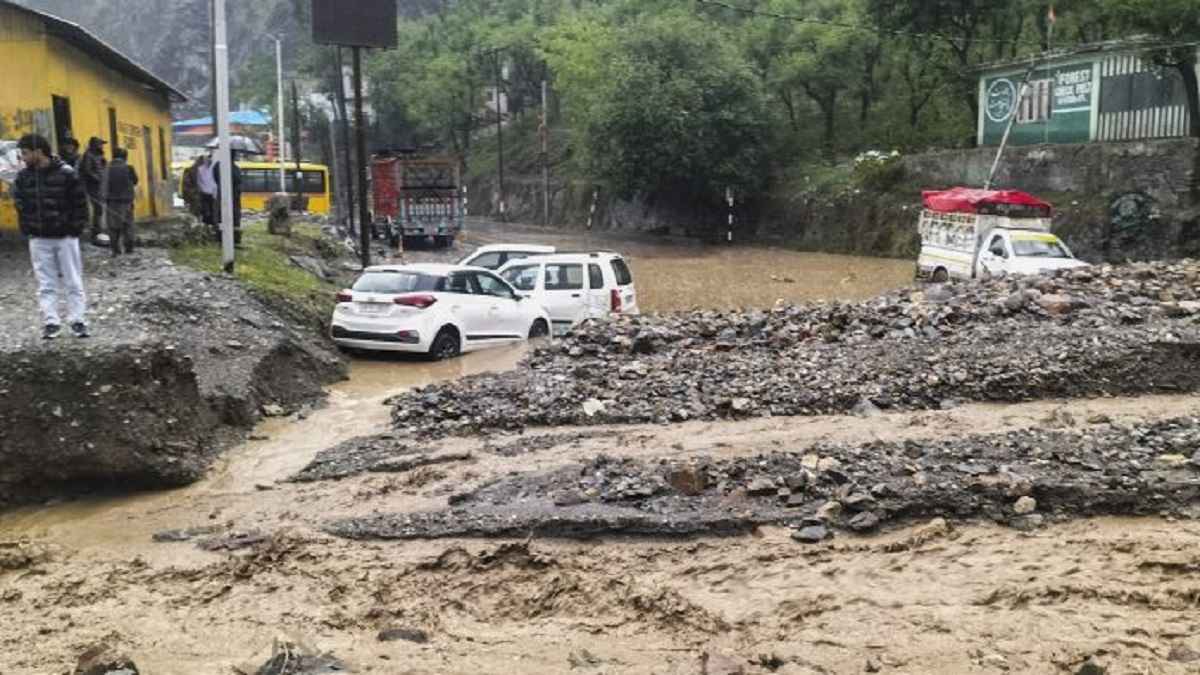 जम्मू-कश्मीर में फटा बादल, 3 लोगों की मौत; रामबन में लैंडस्लाइड के बाद कई वाहन क्षतिग्रस्त