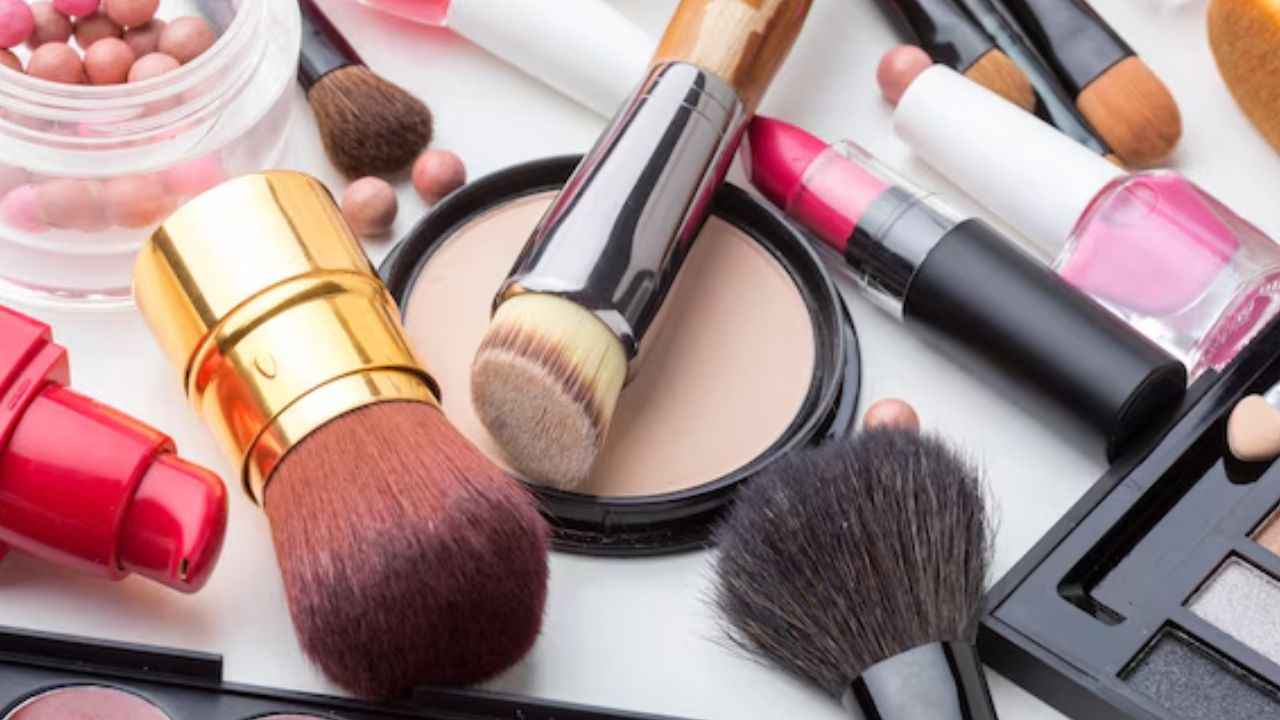 क्या आप भी कर रहें है गलत मेकअप प्रोडक्ट का इस्तेमाल? कैसे करें पहचान  