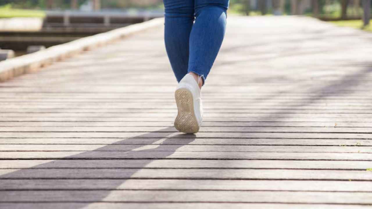 पैदल चलते समय भूलकर भी न करें ये 3 गलतियां, जानें कारण