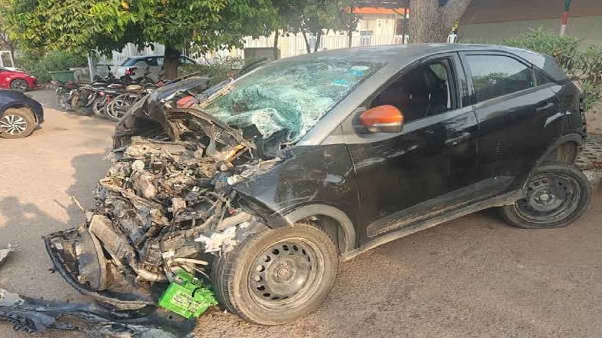 Noida News: पत्नी से फोन पर बात करके ट्रक से टकराया जनरल मैनेजर, यमुना एक्सप्रेसवे पर हुई घटना