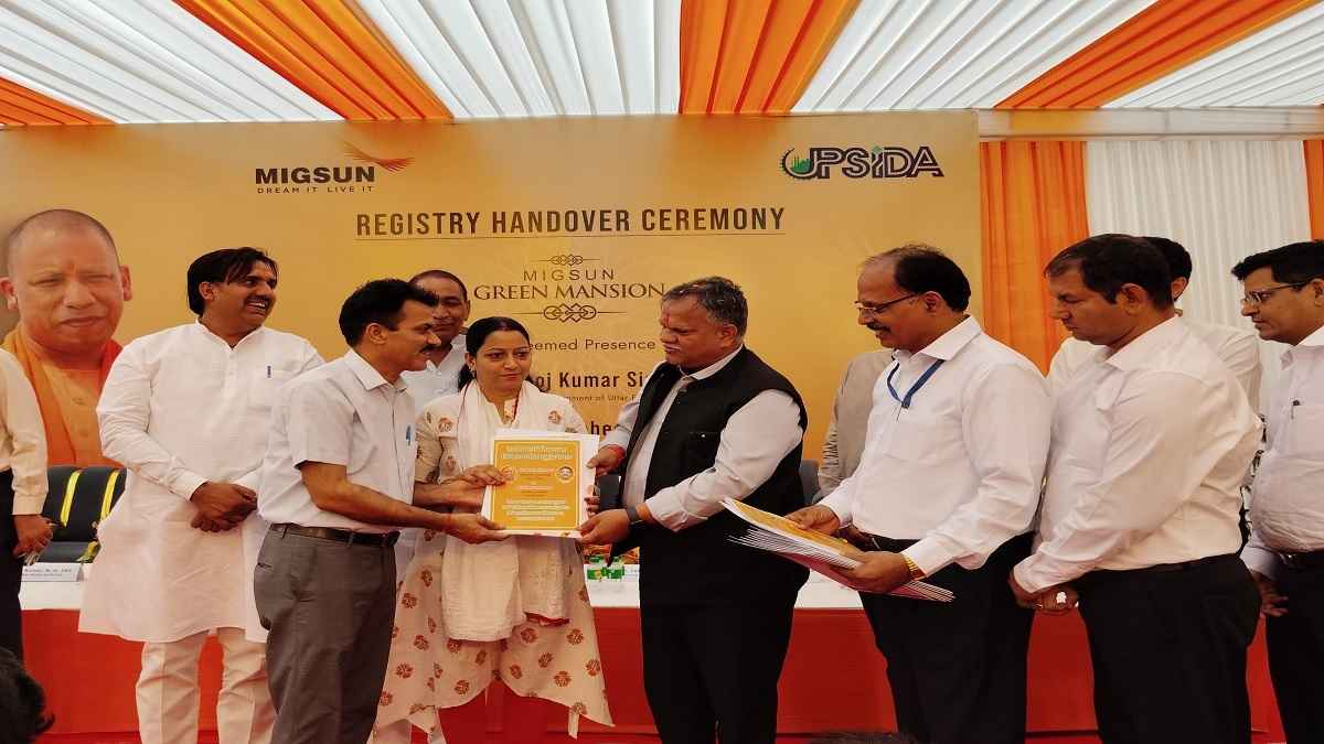 यूपी सरकार की रजिस्ट्री हैंडओवर सेरेमनी, 10 साल बाद खरीदारों को मिला मालिकाना हक