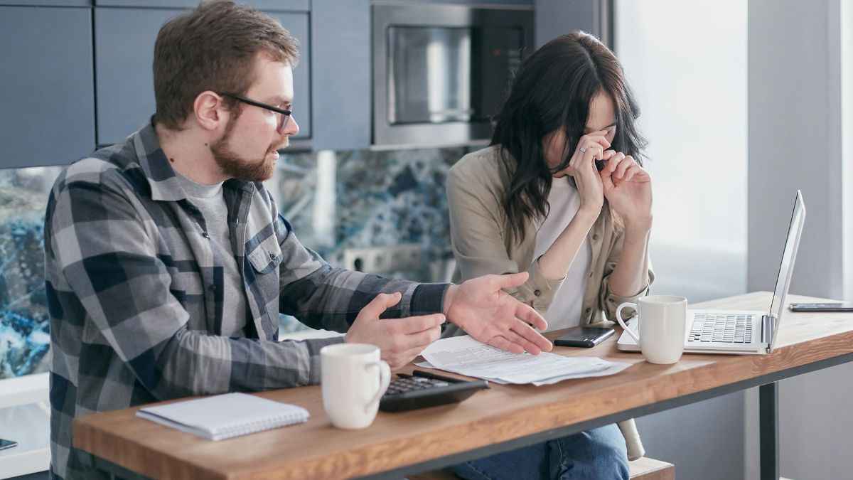 ऐसे पतियों को भोगना पड़ता है नर्क, शास्त्रों के अनुसार पत्नी संग ये 5 काम हैं महापाप!