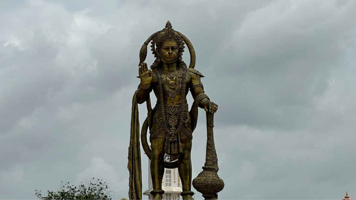 लाइफ बदल देंगी हनुमान चालीसा की ये 5 चौपाइयां, मिलेगा धन, यश, वैभव और सम्मान!