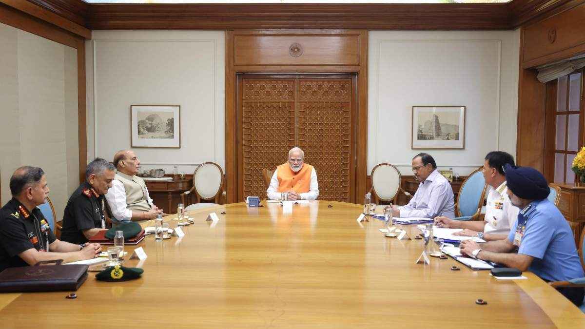 PM आवास पर डेढ़ घंटे चली बैठक खत्म, रक्षा मंत्री, NSA अजीत डोभाल समेत CDS थे मौजूद